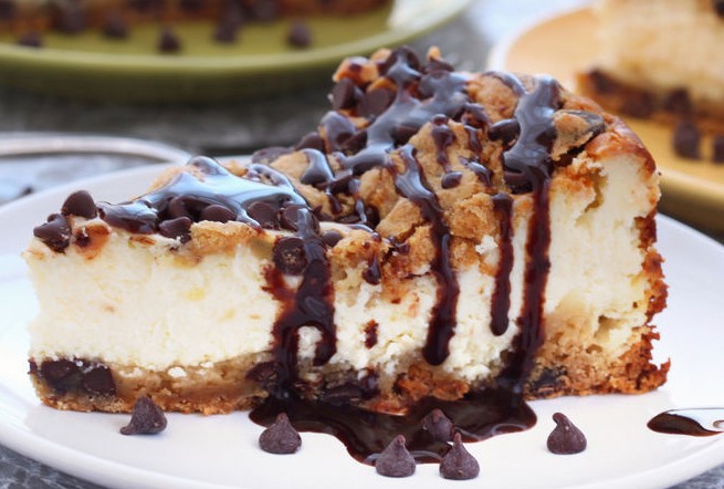 CHOCOLATE CHIP COOKIE DOUGH CHEESECAKE!!