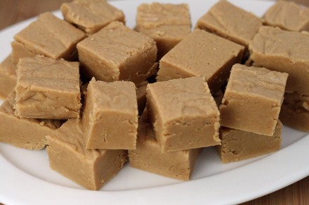 NO-BAKE PEANUT BUTTER FUDGE!!