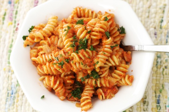 QUICK & EASY ROASTED RED PEPPER PASTA!!