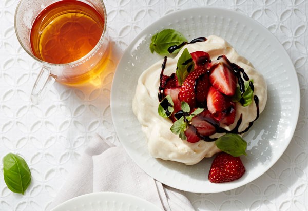 VANILLA-BASIL MERINGUE NESTS W/ STRAWBERRIES!!