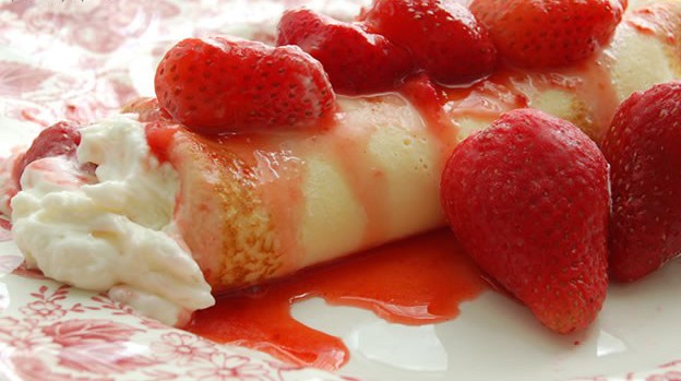 CREAMY STRAWBERRY CREPES!!