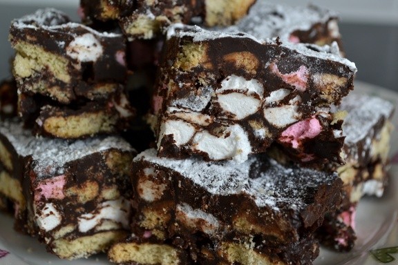 NO-BAKE ROCKY ROAD SQUARES!!