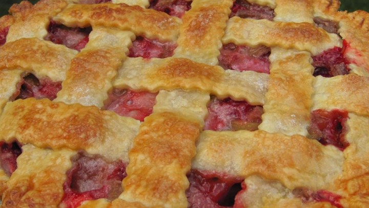Delicious Strawberry Rhubarb Pie!
