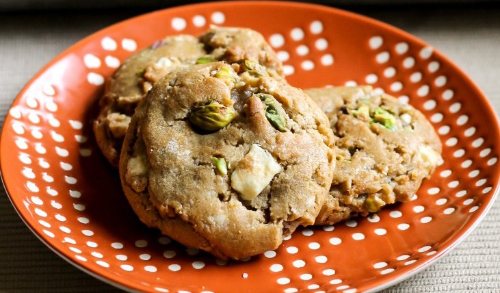 PISTACHIO WHITE CHOCOLATE CHUNK COOKIES!!