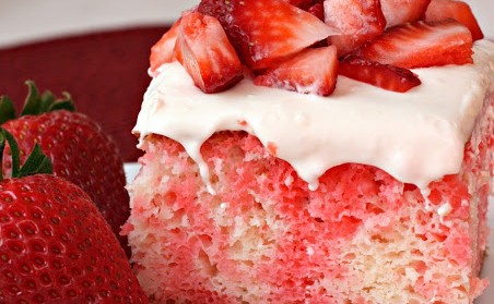 STRAWBERRIES & CREAM POKE CAKE!!