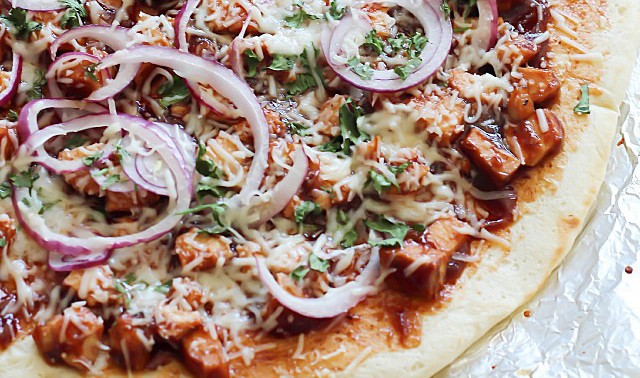 BBQ CHICKEN PIZZA WITH VEGGIES!!