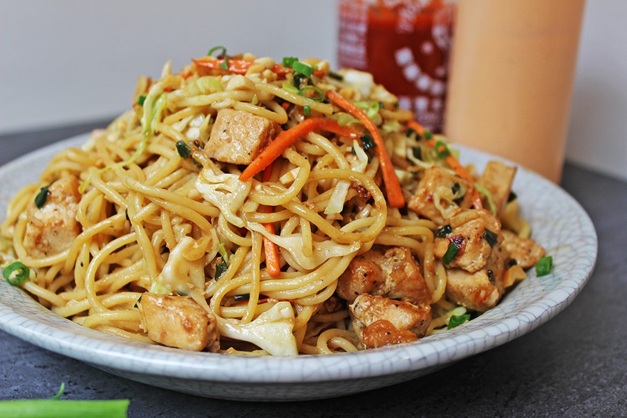 SPAGHETTI WITH CHICKEN AND THAI PEANUT SAUCE!!