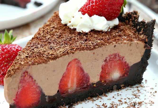 NO-BAKE STRAWBERRY CHOCOLATE PIE!!