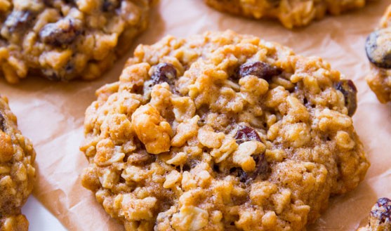 SOFT & CHEWY OATMEAL RAISIN COOKIES!!