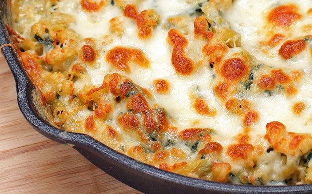 ONE PAN SPINACH ARTICHOKE MAC N CHEESE!!